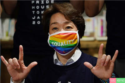 东京奥运会组委会主席访问骄傲之家，呼吁制定平等立法   