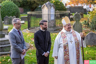 史上首次，威尔士教会神父为同性恋神父和丈夫主持婚礼   