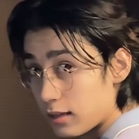 海滩上的双人脚印